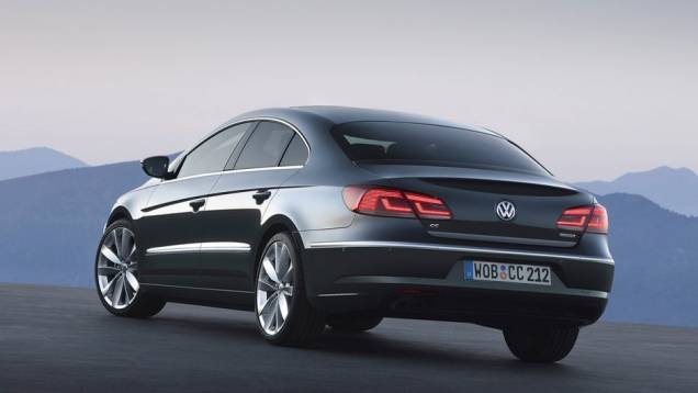 Desenho das luzes segue o padrão adotado no restante da linha | <a href="https://quatrorodas.abril.com.br/reportagens/salao/volkswagen-passat-cc-646509.shtml" rel="migration">Leia mais</a> Desenho das luzes segue o padrão adotado no restante da linha | <a href="https://quatrorodas.abril.com.br/reportagens/salao/volkswagen-passat-cc-646509.shtml" rel="migration">Leia mais</a>