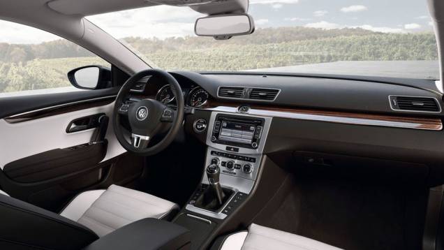 O interior ficou praticamente intocado | <a href="https://quatrorodas.abril.com.br/reportagens/salao/volkswagen-passat-cc-646509.shtml" rel="migration">Leia mais</a> O interior ficou praticamente intocado | <a href="https://quatrorodas.abril.com.br/reportagens/salao/volkswagen-passat-cc-646509.shtml" rel="migration">Leia mais</a>