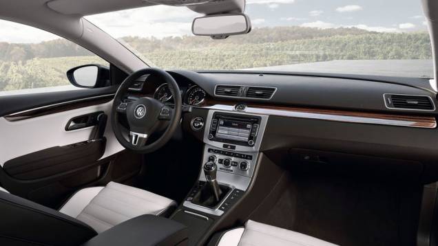 O interior ficou praticamente intocado | <a href="https://quatrorodas.abril.com.br/reportagens/salao/volkswagen-passat-cc-646509.shtml" rel="migration">Leia mais</a>