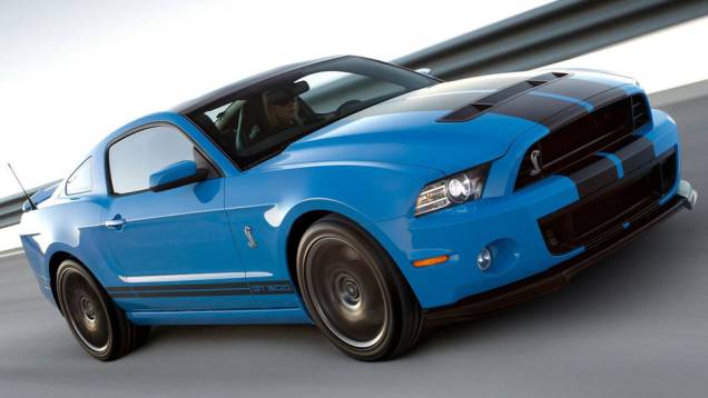 Sob o capô se esconde um possante motor 5.8 V8 | <a href="https://quatrorodas.abril.com.br/reportagens/salao/ford-shelby-gt500-2013-646529.shtml" rel="migration">Leia mais</a>