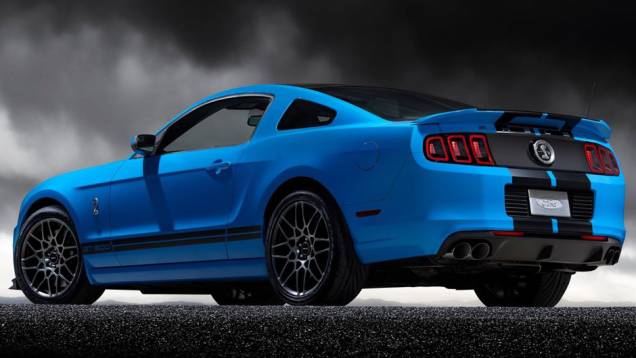 Transmissão é manual de seis velocidades | <a href="https://quatrorodas.abril.com.br/reportagens/salao/ford-shelby-gt500-2013-646529.shtml" rel="migration">Leia mais</a> Transmissão é manual de seis velocidades | <a href="https://quatrorodas.abril.com.br/reportagens/salao/ford-shelby-gt500-2013-646529.shtml" rel="migration">Leia mais</a>