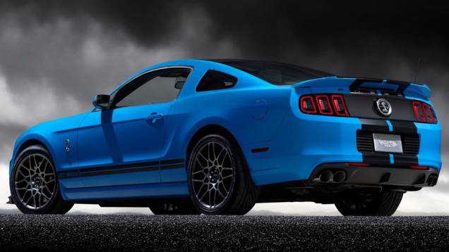 Transmissão é manual de seis velocidades | <a href="https://quatrorodas.abril.com.br/reportagens/salao/ford-shelby-gt500-2013-646529.shtml" rel="migration">Leia mais</a>