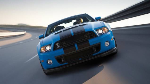 Faixas esportivas "cortam" o carro praticamente de ponta a ponta | <a href="https://quatrorodas.abril.com.br/reportagens/salao/ford-shelby-gt500-2013-646529.shtml" rel="migration">Leia mais</a> Faixas esportivas "cortam" o carro praticamente de ponta a ponta | <a href="https://quatrorodas.abril.com.br/reportagens/salao/ford-shelby-gt500-2013-646529.shtml" rel="migration">Leia mais</a>