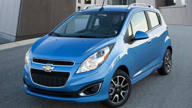 Modelo é um pouco menor que o subcompacto Sonic | <a href="https://quatrorodas.abril.com.br/reportagens/salao/chevrolet-spark-646704.shtml" rel="migration">Leia mais</a>