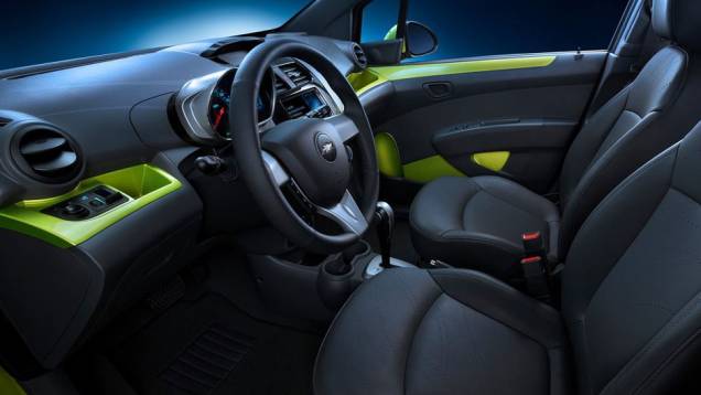 Detalhes coloridos compôem o painel | <a href="https://quatrorodas.abril.com.br/reportagens/salao/chevrolet-spark-646704.shtml" rel="migration">Leia mais</a> Detalhes coloridos compôem o painel | <a href="https://quatrorodas.abril.com.br/reportagens/salao/chevrolet-spark-646704.shtml" rel="migration">Leia mais</a>