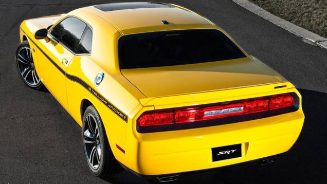 Traseira conta com um sistema de lanternas que se integra | <a href="https://quatrorodas.abril.com.br/reportagens/salao/dodge-challenger-srt8-srt8-392-yellow-jacket-646706.shtml" rel="migration">Leia mais</a>