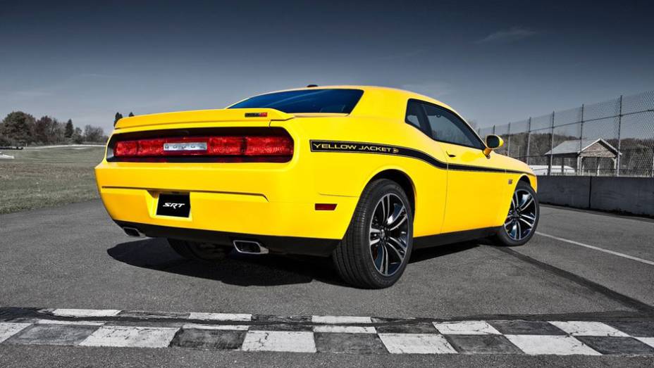 Friso na lateral denuncia a edição especial | <a href="https://quatrorodas.abril.com.br/reportagens/salao/dodge-challenger-srt8-srt8-392-yellow-jacket-646706.shtml" rel="migration">Leia mais</a>