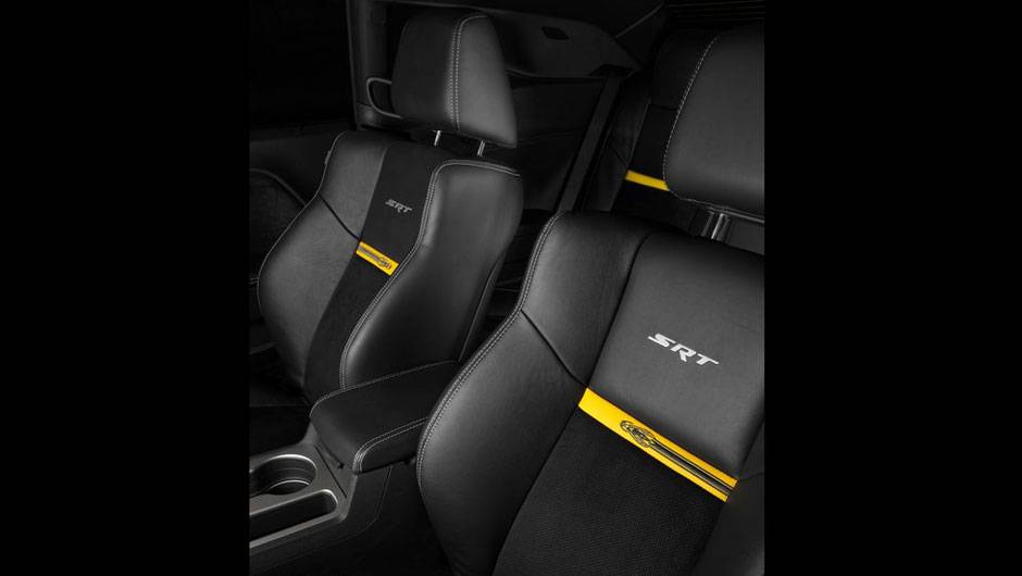 Bancos s&atilde;o estilizados com o logo da edi&ccedil;&atilde;o especial | <a href="https://quatrorodas.abril.com.br/reportagens/salao/dodge-challenger-srt8-srt8-392-yellow-jacket-646706.shtml" rel="migration">Leia mais</a>