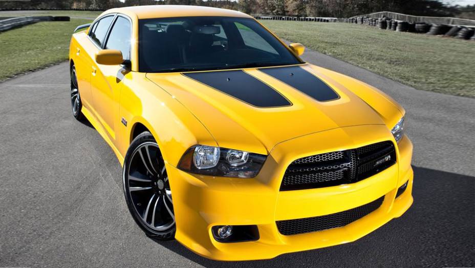 Modelo ganhou novas cores e visual mais robusto | <a href="https://quatrorodas.abril.com.br/salao-do-automovel/2012/carros/charger-srt8-super-bee-703995.shtml" rel="migration">Leia mais</a>