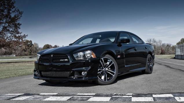 Preto é outra opção de cor, com detalhes em branco | <a href="https://quatrorodas.abril.com.br/salao-do-automovel/2012/carros/charger-srt8-super-bee-703995.shtml" rel="migration">Leia mais</a> Preto é outra opção de cor, com detalhes em branco | <a href="https://quatrorodas.abril.com.br/salao-do-automovel/2012/carros/charger-srt8-super-bee-703995.shtml" rel="migration">Leia mais</a>