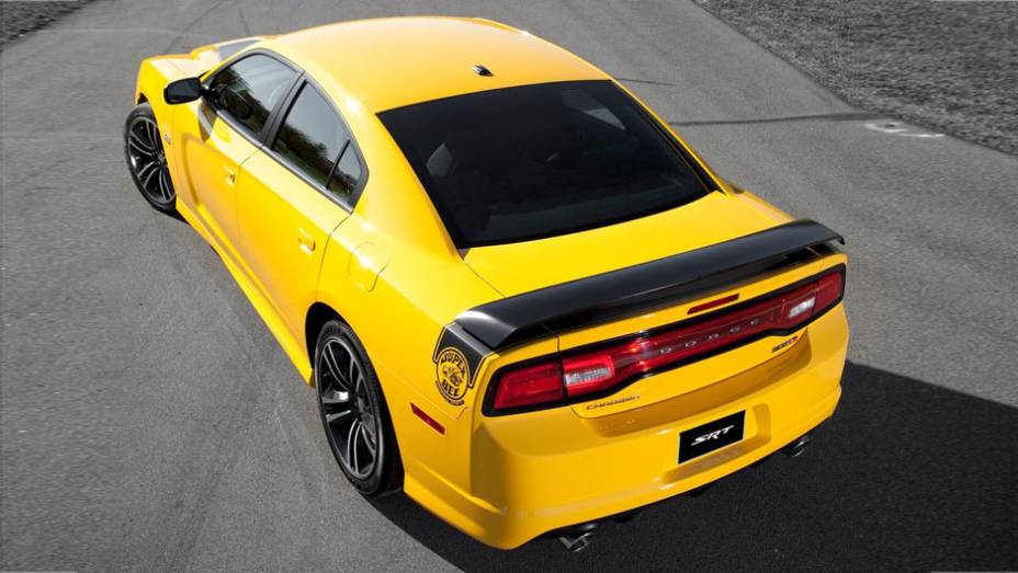 Spoiler traseiro na cor preta é uma das novidades | <a href="https://quatrorodas.abril.com.br/salao-do-automovel/2012/carros/charger-srt8-super-bee-703995.shtml" rel="migration">Leia mais</a>