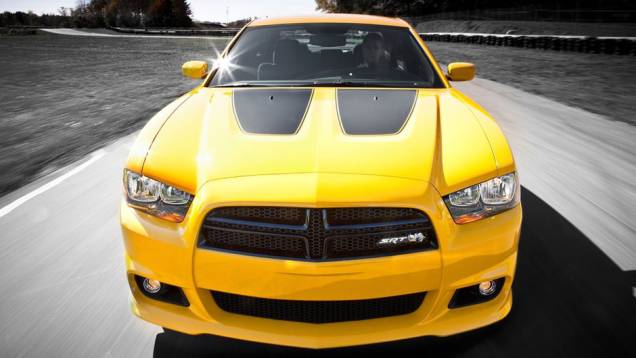 Frente do Super Bee se destaca pelas listras marcantes | <a href="https://quatrorodas.abril.com.br/salao-do-automovel/2012/carros/charger-srt8-super-bee-703995.shtml" rel="migration">Leia mais</a>