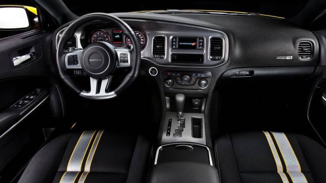 Assentos contam com detalhes em amarelo e prata | <a href="https://quatrorodas.abril.com.br/salao-do-automovel/2012/carros/charger-srt8-super-bee-703995.shtml" rel="migration">Leia mais</a> Assentos contam com detalhes em amarelo e prata | <a href="https://quatrorodas.abril.com.br/salao-do-automovel/2012/carros/charger-srt8-super-bee-703995.shtml" rel="migration">Leia mais</a>
