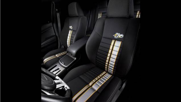 Logotipo da edição estampa os bancos | <a href="https://quatrorodas.abril.com.br/salao-do-automovel/2012/carros/charger-srt8-super-bee-703995.shtml" rel="migration">Leia mais</a> Logotipo da edição estampa os bancos | <a href="https://quatrorodas.abril.com.br/salao-do-automovel/2012/carros/charger-srt8-super-bee-703995.shtml" rel="migration">Leia mais</a>