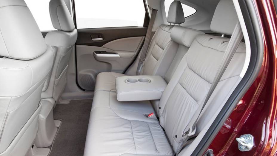 Modelo prima pelo espaço e conforto interno | <a href="https://quatrorodas.abril.com.br/reportagens/salao/honda-cr-v-646656.shtml" rel="migration">Leia mais</a>