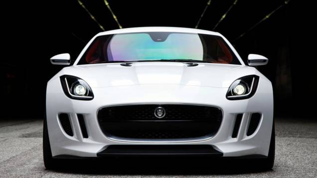 A transmissão é automática, de oito velocidades | <a href="https://quatrorodas.abril.com.br/reportagens/salao/jaguar-c-x16-646589.shtml" rel="migration">Leia mais</a> A transmissão é automática, de oito velocidades | <a href="https://quatrorodas.abril.com.br/reportagens/salao/jaguar-c-x16-646589.shtml" rel="migration">Leia mais</a>