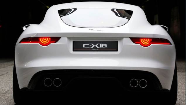 Estima-se que o modelo atinja a velocidade máxima de 300 km/h | <a href="https://quatrorodas.abril.com.br/reportagens/salao/jaguar-c-x16-646589.shtml" rel="migration">Leia mais</a> Estima-se que o modelo atinja a velocidade máxima de 300 km/h | <a href="https://quatrorodas.abril.com.br/reportagens/salao/jaguar-c-x16-646589.shtml" rel="migration">Leia mais</a>