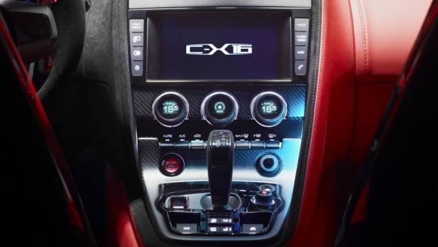 Detalhe do painel do C-X16 | <a href="https://quatrorodas.abril.com.br/reportagens/salao/jaguar-c-x16-646589.shtml" rel="migration">Leia mais</a>