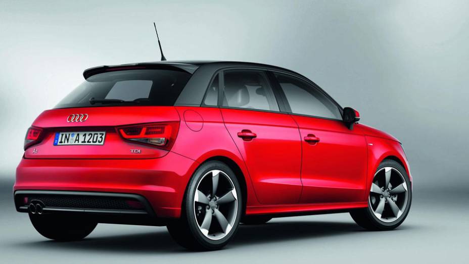 O teto e o arco que acompanha as janelas podem ser pintados de preto | <a href="https://quatrorodas.abril.com.br/carros/lancamentos/audi-a1-sportback-646768.shtml" rel="migration">Leia mais</a>