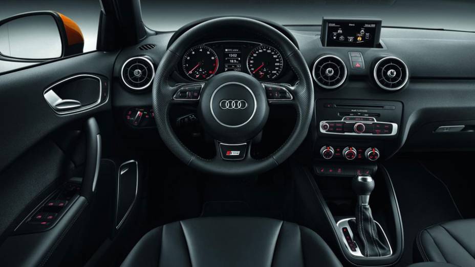 O interior pode receber acabamento em couro preto ou em dois tons | <a href="https://quatrorodas.abril.com.br/carros/lancamentos/audi-a1-sportback-646768.shtml" rel="migration">Leia mais</a>