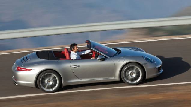 A nova geração ficou ainda mais esportiva | <a href="https://quatrorodas.abril.com.br/noticias/porsche-revela-novo-911-cabriolet-307824_p.shtml" rel="migration">Leia mais</a> A nova geração ficou ainda mais esportiva | <a href="https://quatrorodas.abril.com.br/noticias/porsche-revela-novo-911-cabriolet-307824_p.shtml" rel="migration">Leia mais</a>