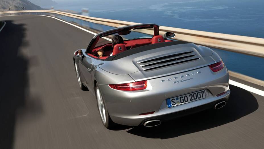 Atrás, as lanternas ficaram mais afiladas | <a href="https://quatrorodas.abril.com.br/noticias/porsche-revela-novo-911-cabriolet-307824_p.shtml" rel="migration">Leia mais</a>