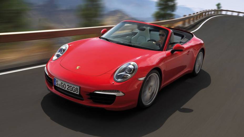 Os LEDs marcam presença nas luzes auxiliares | <a href="https://quatrorodas.abril.com.br/noticias/porsche-revela-novo-911-cabriolet-307824_p.shtml" rel="migration">Leia mais</a>