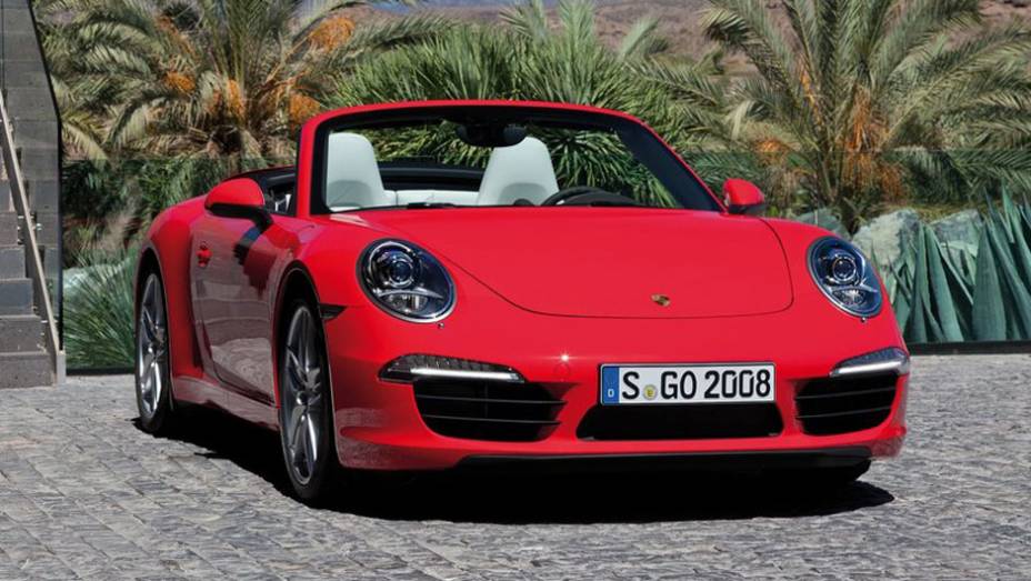 O novo conversível será lançado apenas em março de 2012 | <a href="https://quatrorodas.abril.com.br/noticias/porsche-revela-novo-911-cabriolet-307824_p.shtml" rel="migration">Leia mais</a>