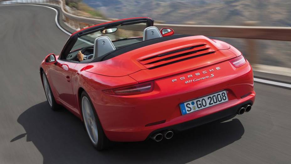 Ele vai chegar às concessionárias já como modelo 2013 | <a href="https://quatrorodas.abril.com.br/noticias/porsche-revela-novo-911-cabriolet-307824_p.shtml" rel="migration">Leia mais</a>