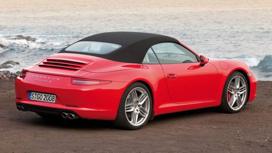 As formas básicas são praticamente as mesmas desde o lançamento da primeira geração | <a href="https://quatrorodas.abril.com.br/noticias/porsche-revela-novo-911-cabriolet-307824_p.shtml" rel="migration">Leia mais</a>