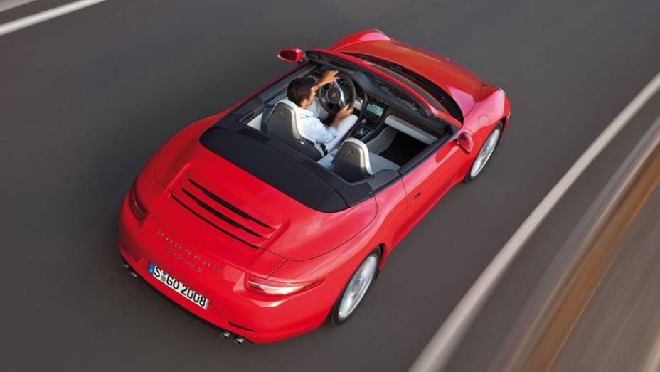 Os preços do 911 Cabriolet começam em mais de 100 mil euros | <a href="https://quatrorodas.abril.com.br/noticias/porsche-revela-novo-911-cabriolet-307824_p.shtml" rel="migration">Leia mais</a>