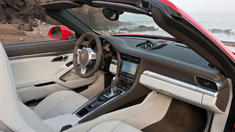 O interior envolve o motorista, que se sente quase um piloto | <a href="https://quatrorodas.abril.com.br/noticias/porsche-revela-novo-911-cabriolet-307824_p.shtml" rel="migration">Leia mais</a>