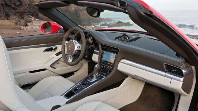 O interior envolve o motorista, que se sente quase um piloto | <a href="https://quatrorodas.abril.com.br/noticias/porsche-revela-novo-911-cabriolet-307824_p.shtml" rel="migration">Leia mais</a> O interior envolve o motorista, que se sente quase um piloto | <a href="https://quatrorodas.abril.com.br/noticias/porsche-revela-novo-911-cabriolet-307824_p.shtml" rel="migration">Leia mais</a>
