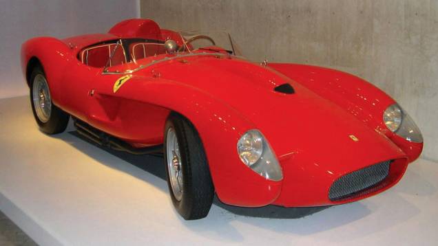 O designer e carrozziere Sergio Scaglietti faleceu aos 91 anos, deixando um legado histórico de modelos clássicos da Ferrari, como esta bela 250 Testa Rossa | <a href="https://quatrorodas.abril.com.br/noticias/sergio-scaglietti-morre-aos-91-anos-307904_p.sh" rel="migration"></a>