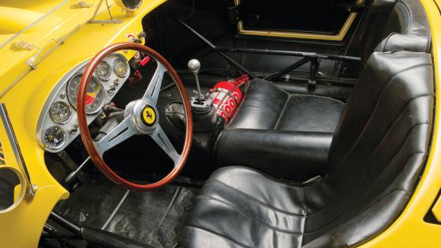 A 250 Testa Rossa tinha linhas clássicas e interior espartano, como todo bom carro de competição | <a href="https://quatrorodas.abril.com.br/noticias/sergio-scaglietti-morre-aos-91-anos-307904_p.shtml" rel="migration">Leia mais</a>