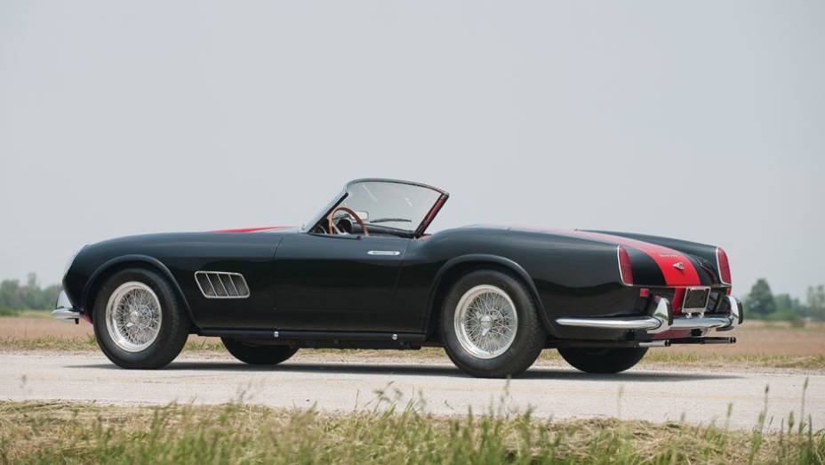 Em sua oficina, Scaglietti produzia obras de arte como a 250 LWB California Spyder | <a href="https://quatrorodas.abril.com.br/noticias/sergio-scaglietti-morre-aos-91-anos-307904_p.shtml" rel="migration">Leia mais</a>