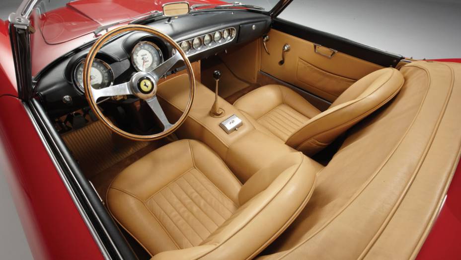 Foi em homenagem à Scaglietti que a Ferrari lançou, em 2004, a 612 Scaglietti | <a href="https://quatrorodas.abril.com.br/noticias/sergio-scaglietti-morre-aos-91-anos-307904_p.shtml" rel="migration">Leia mais</a>