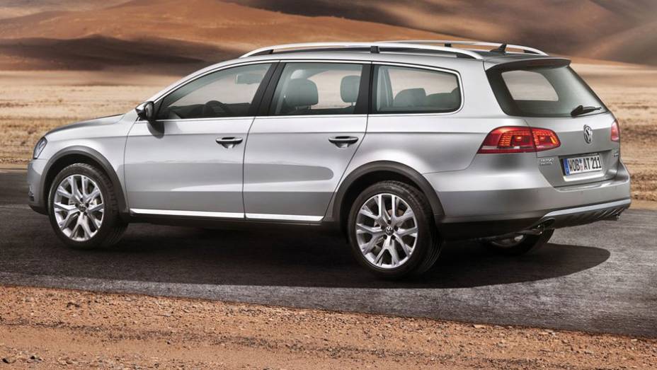 Suspensão elevada e molduras dos para-lamas fazem parte do visual da Alltrack | <a href="https://quatrorodas.abril.com.br/noticias/vw-passat-variant-ganha-roupagem-aventureira-307933_p.shtml" rel="migration">Leia mais</a>