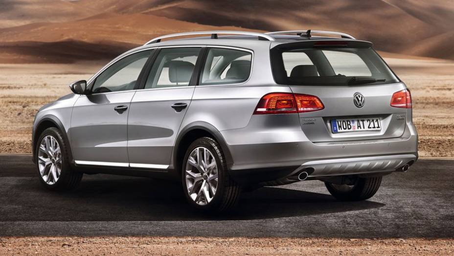 Atrás, o para-choque tem um aplique de plástico que simula um acessório off-road | <a href="https://quatrorodas.abril.com.br/noticias/vw-passat-variant-ganha-roupagem-aventureira-307933_p.shtml" rel="migration">Leia mais</a>