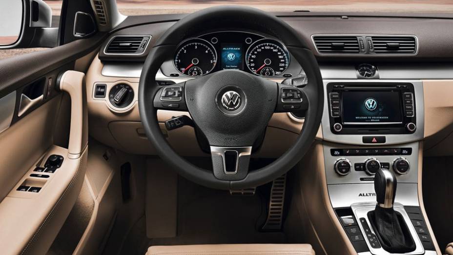 Por dentro, a Alltrack não tem diferenças em relação às versões normais | <a href="https://quatrorodas.abril.com.br/noticias/vw-passat-variant-ganha-roupagem-aventureira-307933_p.shtml" rel="migration">Leia mais</a>