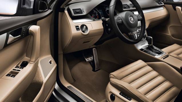 Acabamento em couro e muito luxo também estão presentes na Alltrack | <a href="https://quatrorodas.abril.com.br/noticias/vw-passat-variant-ganha-roupagem-aventureira-307933_p.shtml" rel="migration">Leia mais</a> Acabamento em couro e muito luxo também estão presentes na Alltrack | <a href="https://quatrorodas.abril.com.br/noticias/vw-passat-variant-ganha-roupagem-aventureira-307933_p.shtml" rel="migration">Leia mais</a>