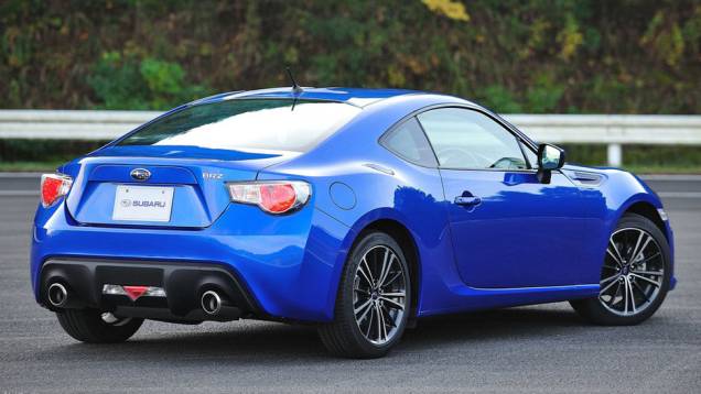 Subaru BRZ mantém esportividade com saída dupla de escape Subaru BRZ mantém esportividade com saída dupla de escape