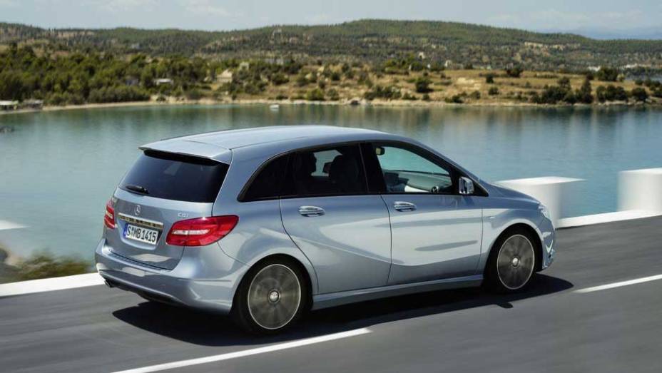 O carro tem sistemas que estacionam o veículo e até acionam os freios automaticamente. <a href="https://quatrorodas.abril.com.br/carros/lancamentos/mercedes-benz-classe-b-637678.shtml" rel="migration">Leia mais</a>