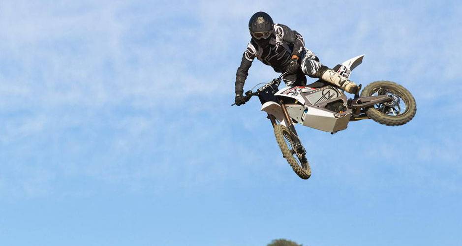 São cinco versões, todas equipadas com freio regenerativo, que se utiliza da energia gerada nas frenagens para recarregar as baterias | <a href="https://quatrorodas.abril.com.br/moto/noticias/zero-versao-2012-675928.shtml" rel="migration">Leia mais</a> São cinco versões, todas equipadas com freio regenerativo, que se utiliza da energia gerada nas frenagens para recarregar as baterias | <a href="https://quatrorodas.abril.com.br/moto/noticias/zero-versao-2012-675928.shtml" rel="migration">Leia mais</a>