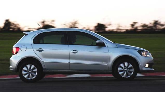 Somente as rodas são novas olhando de lado, mas as mudanças feitas na frente e atrás deixaram o Gol com ar de novidade | <a href="https://quatrorodas.abril.com.br/carros/lancamentos/volkswagen-gol-voyage-2013-693246.shtml" target="_blank" rel="migration">Leia mais</a> Somente as rodas são novas olhando de lado, mas as mudanças feitas na frente e atrás deixaram o Gol com ar de novidade | <a href="https://quatrorodas.abril.com.br/carros/lancamentos/volkswagen-gol-voyage-2013-693246.shtml" target="_blank" rel="migration">Leia mais</a>