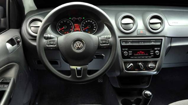 O interior ganhou difusores de ar redesenhados e painel de instrumentos com iluminação branca | <a href="https://quatrorodas.abril.com.br/carros/lancamentos/volkswagen-gol-voyage-2013-693246.shtml" target="_blank" rel="migration">Leia mais</a>