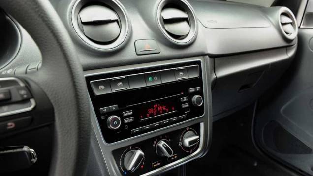 O novo rádio está mais incorporado ao desenho do console central | <a href="https://quatrorodas.abril.com.br/carros/lancamentos/volkswagen-gol-voyage-2013-693246.shtml" target="_blank" rel="migration">Leia mais</a>