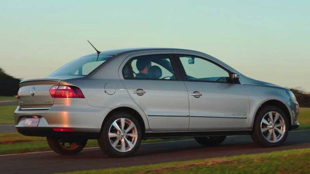 Não parece o Jetta? As lanternas horizontais deixaram o Voyage parecido com o sedã médio feito no México | <a href="https://quatrorodas.abril.com.br/carros/lancamentos/volkswagen-gol-voyage-2013-693246.shtml" target="_blank" rel="migration">Leia mais</a> Não parece o Jetta? As lanternas horizontais deixaram o Voyage parecido com o sedã médio feito no México | <a href="https://quatrorodas.abril.com.br/carros/lancamentos/volkswagen-gol-voyage-2013-693246.shtml" target="_blank" rel="migration">Leia mais</a>