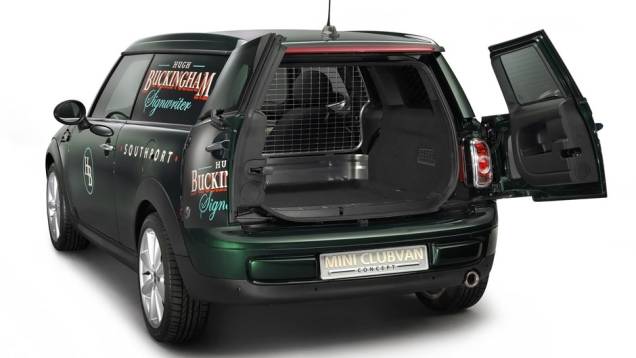 Porta-malas tem dupla abertura | <a href="https://quatrorodas.abril.com.br/saloes/genebra/2012/mini-clubvan-678510.shtml" rel="migration">Leia mais</a> Porta-malas tem dupla abertura | <a href="https://quatrorodas.abril.com.br/saloes/genebra/2012/mini-clubvan-678510.shtml" rel="migration">Leia mais</a>