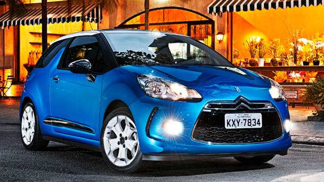 Descolado, o DS3 inaugura a linhagem de veículos premium DS no Brasil | <a href="https://quatrorodas.abril.com.br/carros/lancamentos/citroen-ds3-685732.shtml" rel="migration">Leia mais</a>